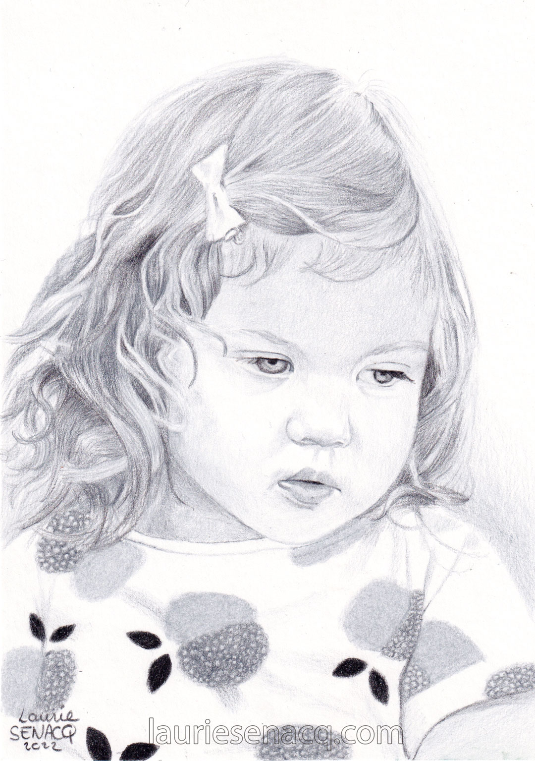 Portrait de petite fille Zoé au crayon réalisé par l'artiste Laurie Sénacq
