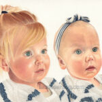 Portrait de 2 fillettes aux crayons de couleur par l'artiste Laurie Sénacq